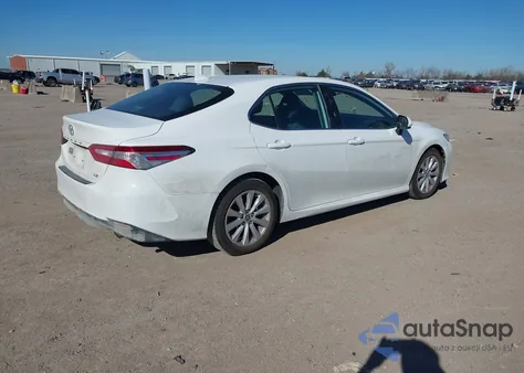 2020 Toyota Camry Le z USA, uszkodzony, nr VIN 4T1C11AK4LU510120